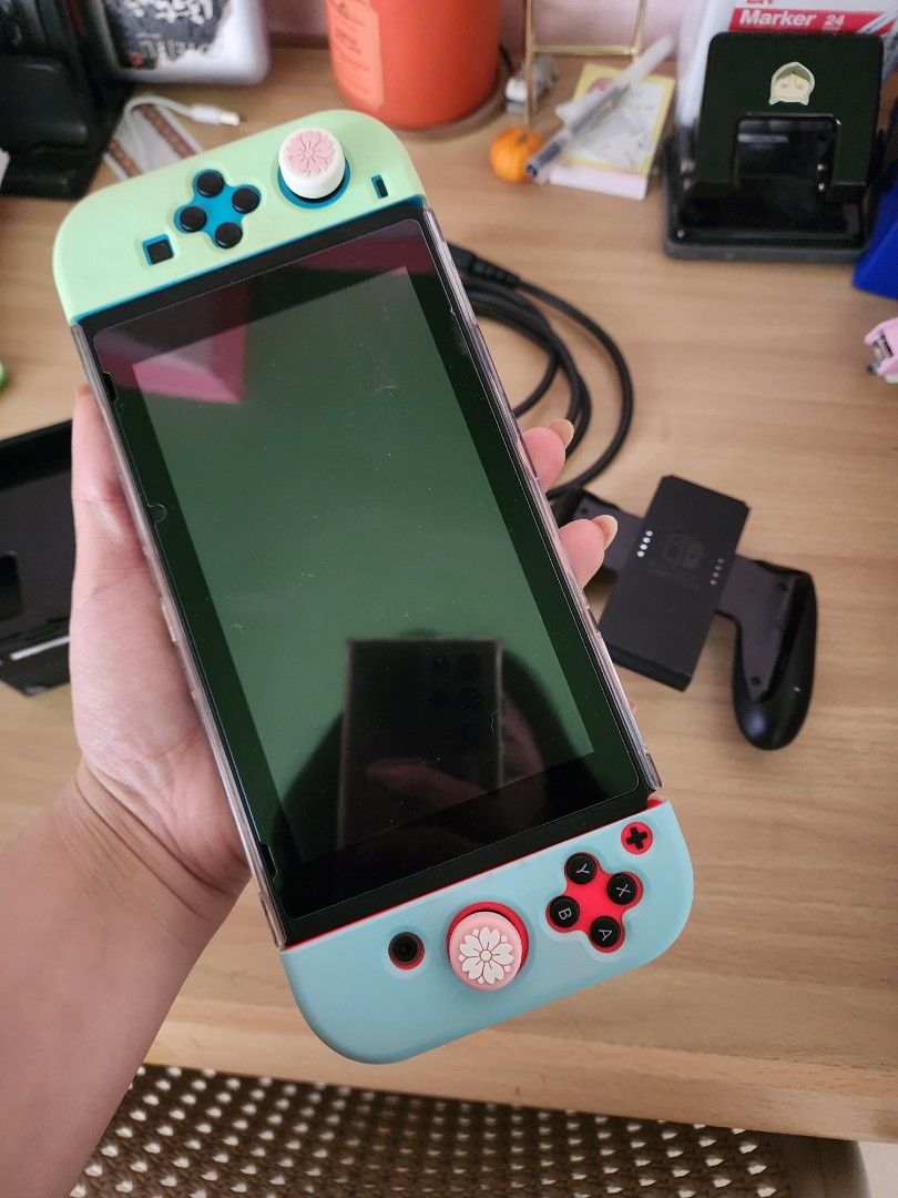 Nintendo Switch v2 (Category: Nintendo) located in Dumaguete. Submitted by xxjka13 (Listing ID 1208059086, Image 3). Description: complete inclusions with the box Comes with hard shell, portable carrier from skull & co. and grip case from skull & co. dm me for more inquiries.