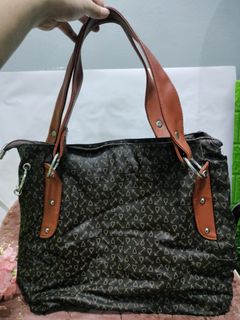 (Category: ) located in . Submitted by Jahs_Bags (Listing ID 1208069584, Image 1). Description: .