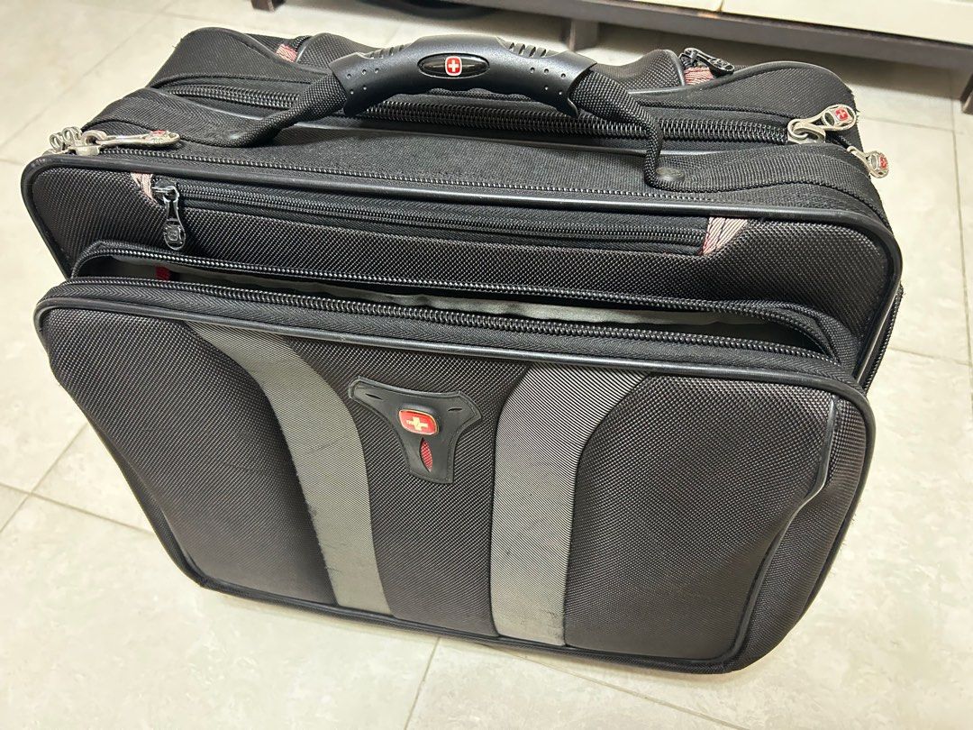 Swissgear granada hotsell rolling case nylon