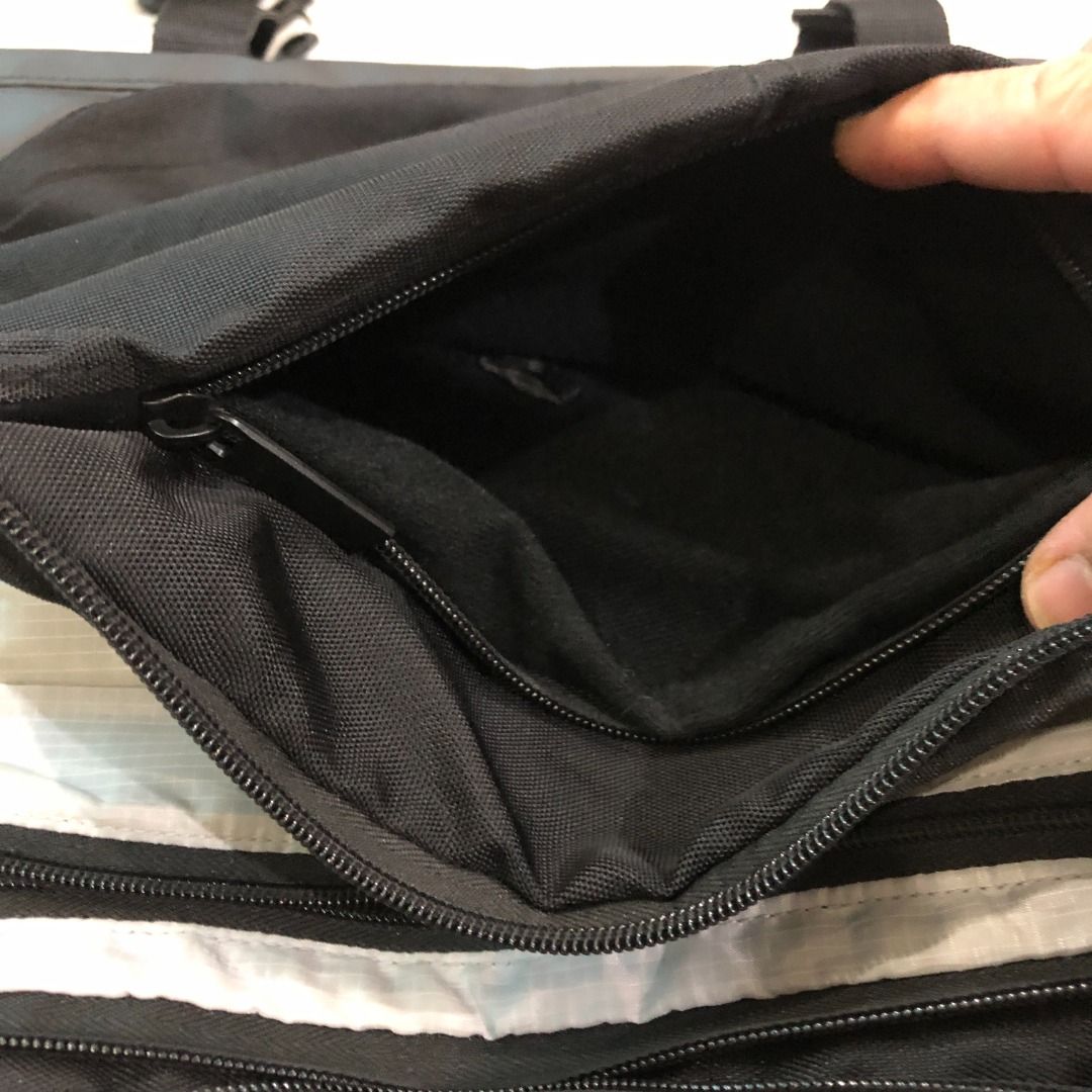 TARGUS Laptop / Office Sling Bag, Men's Fashion, Bags, Sling Bags on Carousell