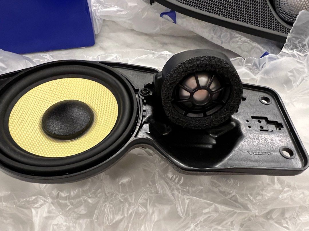 Volvo best sale b&w speakers