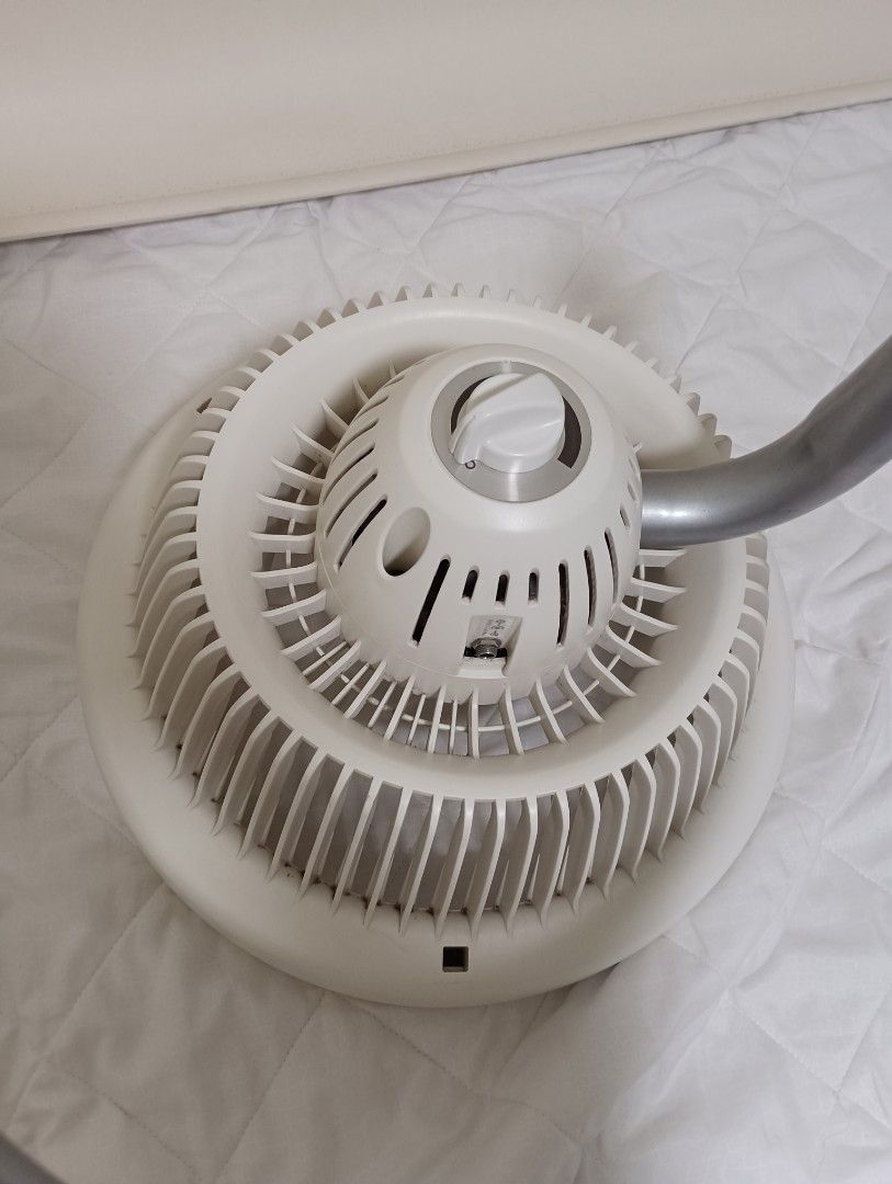 Vornado 723DC Large Air Circulator DC Fan. Quiet table / floor fan