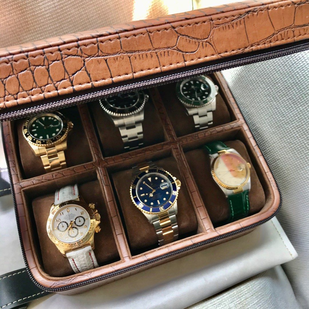 Watch box holder for 6 watches in embossed crocodile finishing