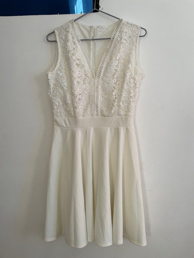 White sleeveless dress (Category: Dresses) located in Taguig. Submitted by adethmae (Listing ID 1208148371, Image 1). Description: No brand white sleeveless dress Given as gift. Not used Cute as beach dress, for prenup Knee Length RFS: Decluttering PM for other details.