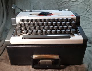 Typewriter Italy Olivetti Lettera 32 Portable type writer ...