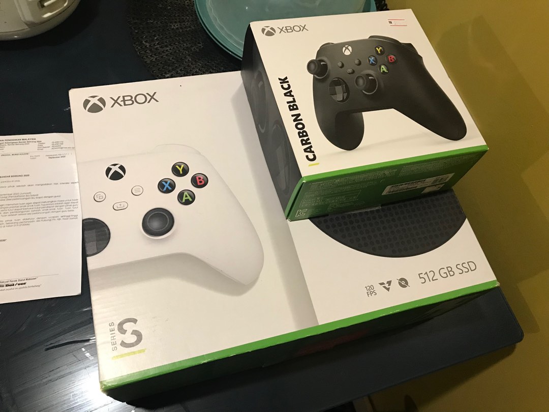 Xbox series S with 2 Controller (black & white) + 3 month game pass