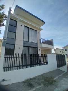 2-storey House in a Beach Community with Pool