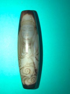 老玛瑙童子拜观音天珠， Old Dzi Agate Bead ( Boy Praying to Guanyin bodhisattva), very Rare,( diameter 1cm, height “5.5” cm/big ), * check out auction price 