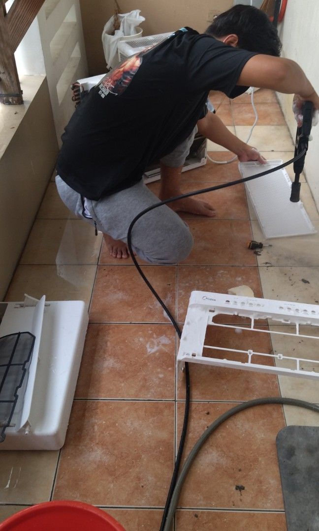 Aircon Technician (Category: Air Conditioning and Heating) located in Mandaluyong City. Submitted by airconservice_carlo (Listing ID 1208434143, Image 3). Description: Aircon problems? Leaking? Not enough cool? Avail our NEW YEAR PROMO now! We offer all kinds of AIRCON, REFRIGERATOR and WASHING. Message us 📩 0923-423-2232 0935-371-0736.