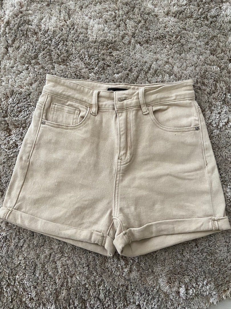 Beige short jeans