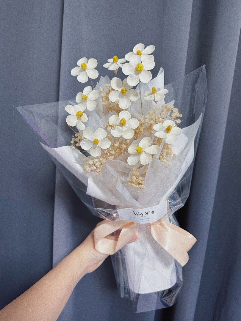 Best gift flower in a balloon for girlfriends wife mother grandmother,  Hobbies & Toys, Stationery & Craft, Flowers & Bouquets on Carousell