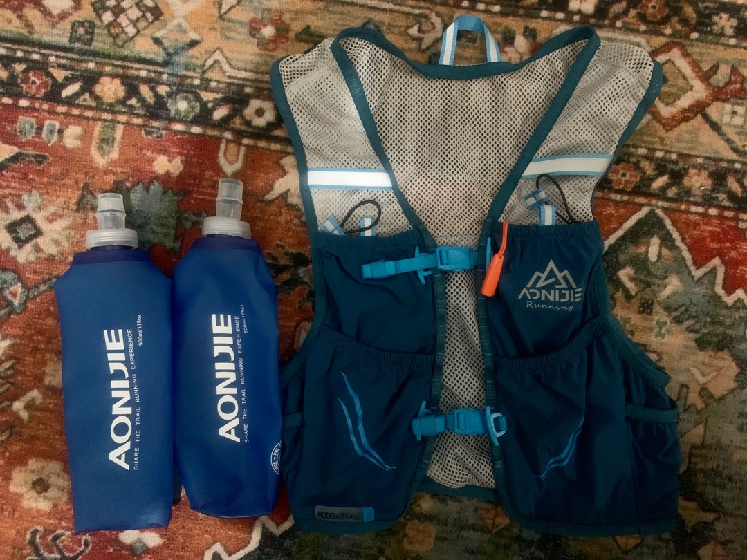 Hydration Vest (2.5L) + 2 500ml bottles, Sports Equipment, Other Sports