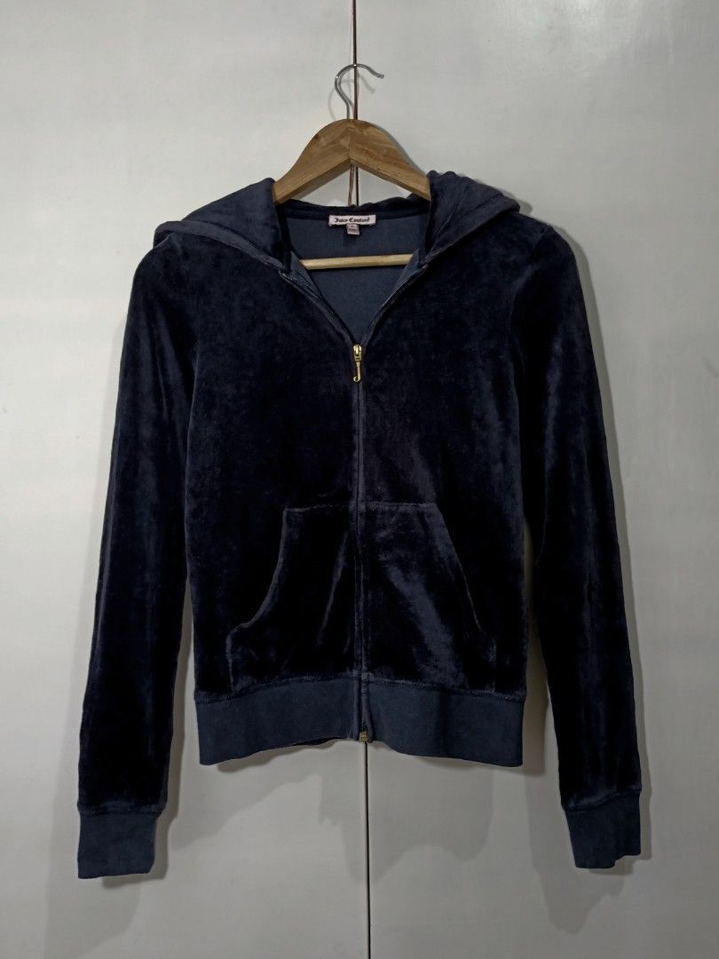 Juicy Couture Velour Deep Blue Y2K Jacket (Category: Coats, Jackets and Outerwear) located in Baguio. Submitted by Thriftcodes.ph (Listing ID 1208291543, Image 2). Description: Color Quality 10/10 💙 - Very Detailed! - No flaws! Fits Sizes S - M Feel free to DM me for questions! DONT FORGET TO CHECK MY PROFILE FOR MORE SIMILAR ITEMS💕.