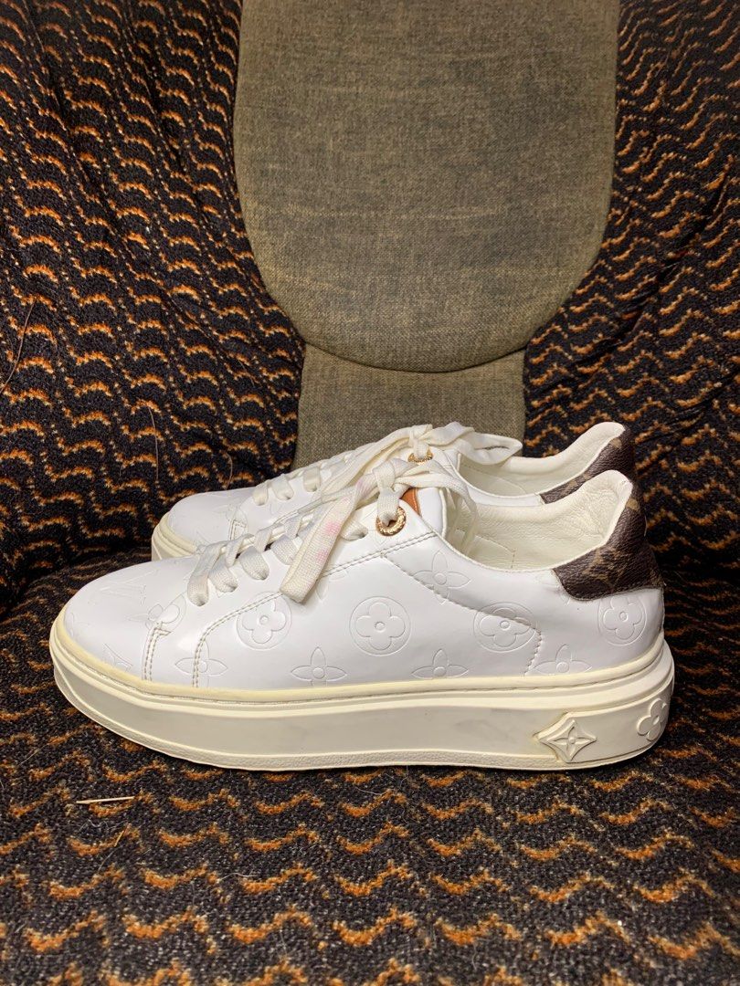 Louis Vuitton Time Out Sneaker Gold. Size 34.0