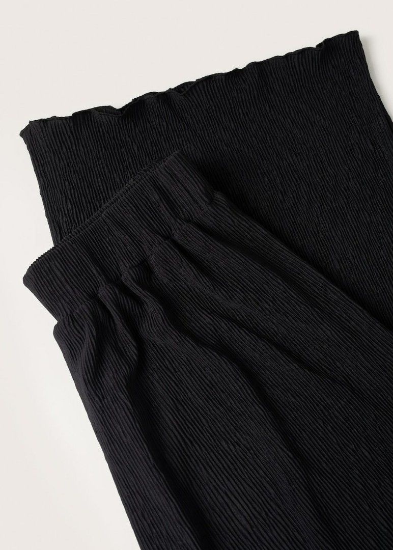 ❌SOLD - Mango textured piqued coordinates/culottes (Category: Sets or Coordinates) located in Makati City. Submitted by shabelita (Listing ID 1208383980, Image 3). Description: Bought the set for 3.5k. Xs to slightly medium frames. The pants (xs) is perfect for heights 5'4 to 5'5. Elastic waist. Top is small. Negotiable..