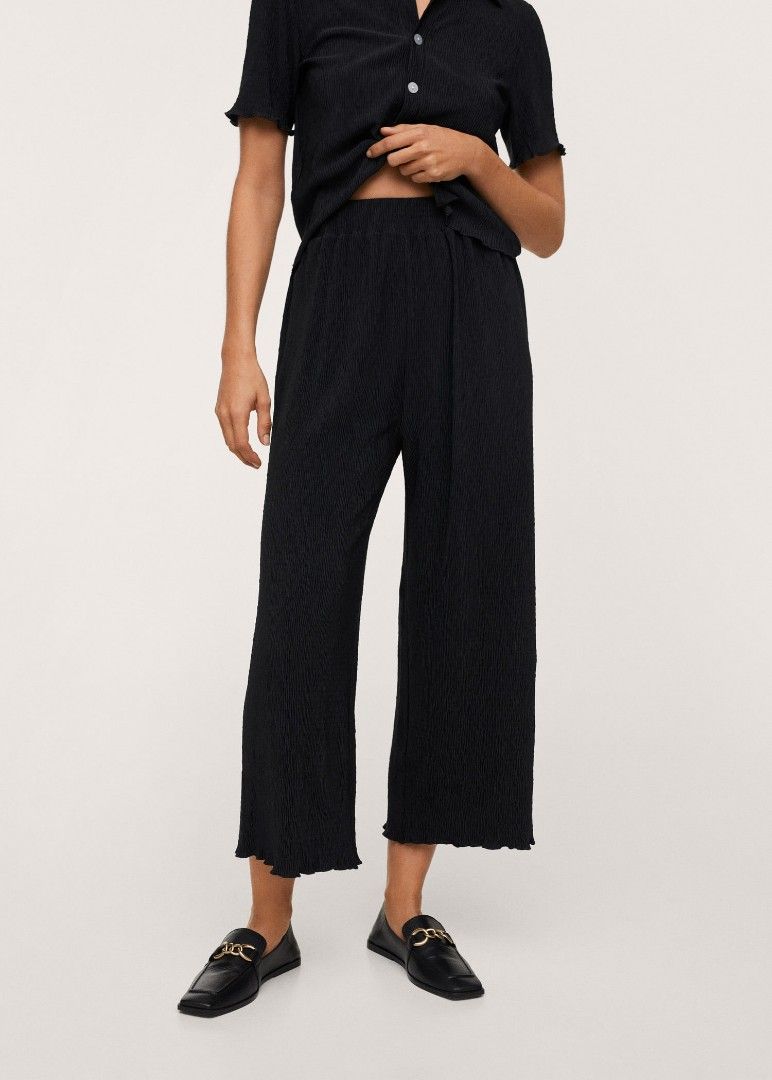 ❌SOLD - Mango textured piqued coordinates/culottes (Category: Sets or Coordinates) located in Makati City. Submitted by shabelita (Listing ID 1208383980, Image 2). Description: Bought the set for 3.5k. Xs to slightly medium frames. The pants (xs) is perfect for heights 5'4 to 5'5. Elastic waist. Top is small. Negotiable..