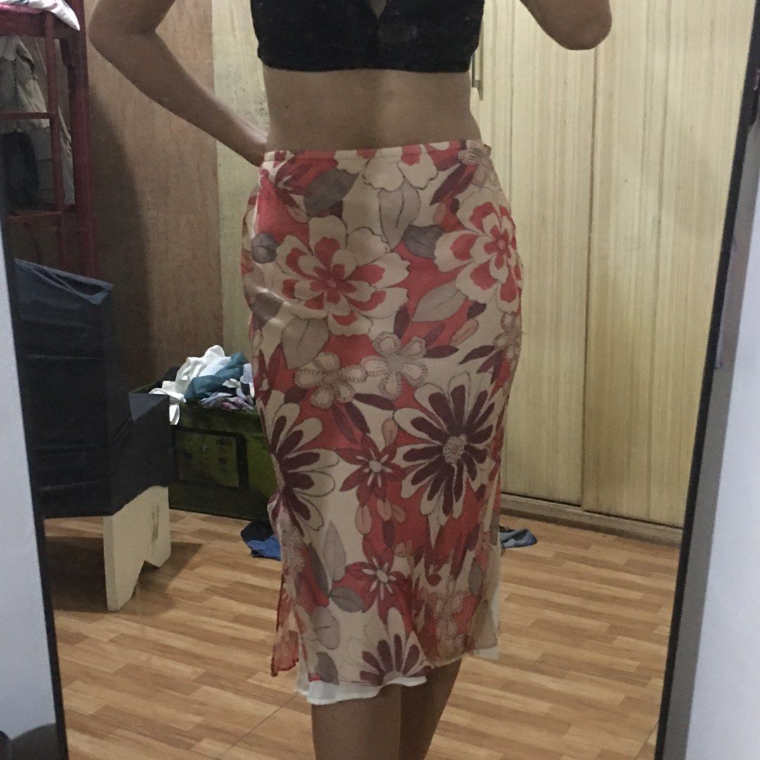 maxi skirt (Category: Skirts) located in Taguig. Submitted by jdeclutter__ (Listing ID 1207458539, Image 2). Description: 32 inches waist 30 inches length .