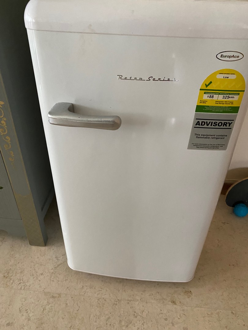 Mini fridge in excellent condition, TV & Home Appliances, Kitchen