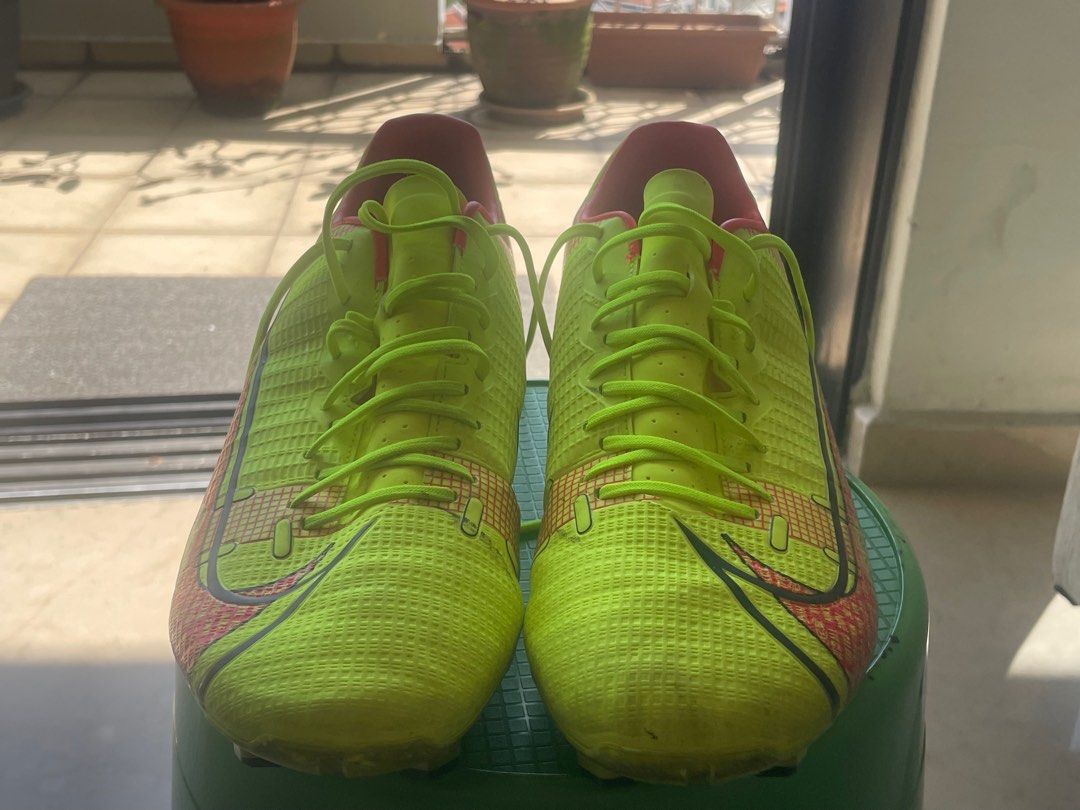 Nike Mercurial Vapor 14 Pro FG MG 'Volt Bright Crimson' CU5691-760, Sports  Equipment, Sports & Games, Racket & Ball Sports on Carousell