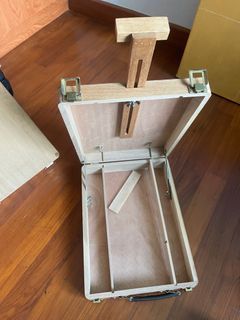 Portable easel/ traveling