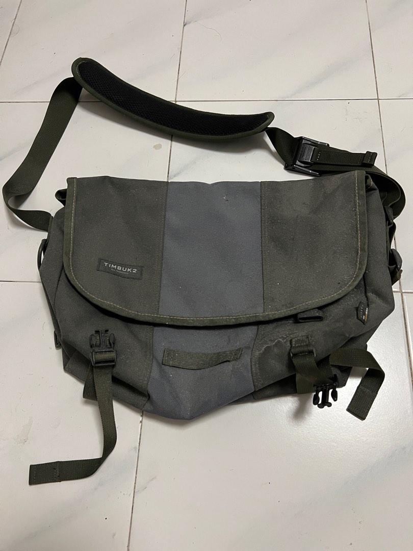 Timbuk2 classic messenger bag, S size, Men's Fashion, Bags, Sling Bags