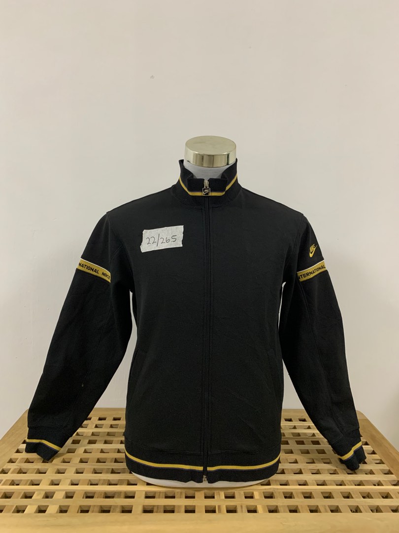 Tracktop nike vintage Men s Fashion Coats Jackets and Outerwear on Carousell