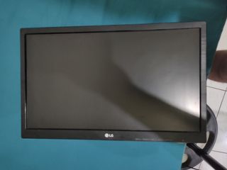 19inch LG Monitor with wall mount