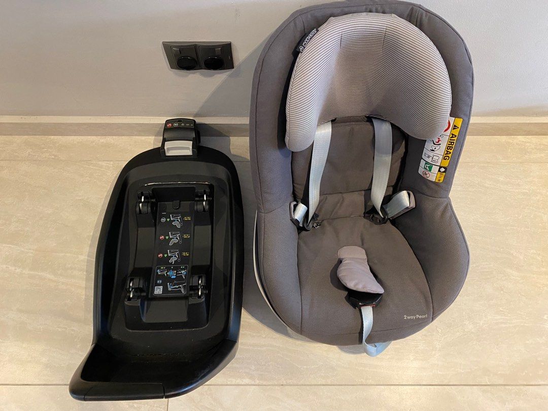 2 Maxi Cosi car seats Pearl and Pebble Plus Babies Kids
