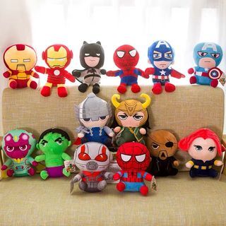 1️⃣星期到貨‼️ 蜘蛛俠 Spiderman Spider-man 鋼鐵俠 Ironman Iron Man 美國隊長 Captain America 蝙蝠俠 Batman 綠巨人浩克 綠巨人 浩克 Hulk 蟻人 Ant Man Ant-Man 格魯特 Groot 雷神 Thor 神盾局 神盾局長 洛基 Loki War Machine 黑寡婦 Black Widow 幻視 Vision 公仔 毛公仔 床頭公仔 娃娃 玩偶 玩具 擺設 攬枕 生日 禮物