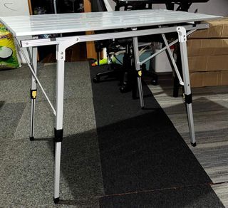 Adjustable aluminum camping table