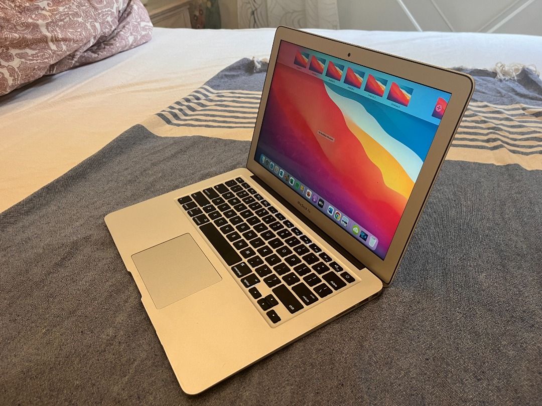 Apple MacBook Air 13.3 inch Laptop 256GB SSD, 8GB i5 (early 2015 ...