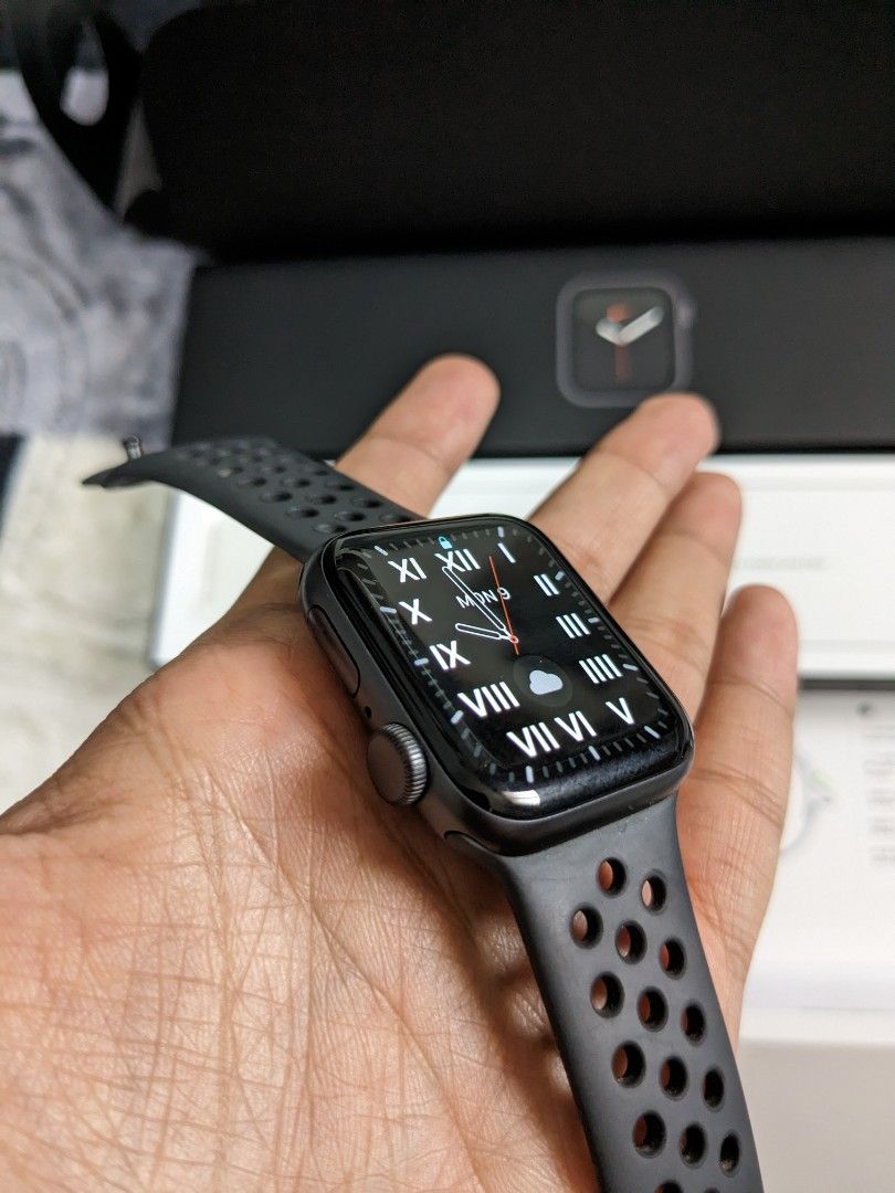 Apple watch se 40mm nike gps, Mobile Phones & Gadgets, Wearables