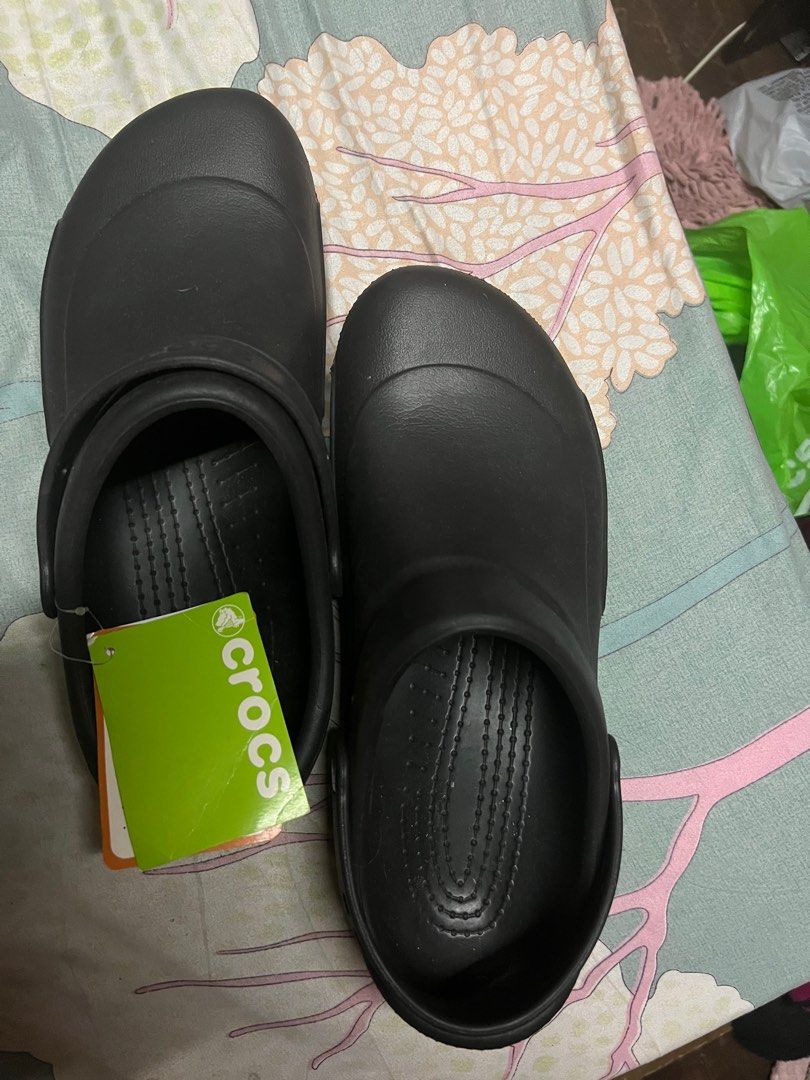 Crocs black no 2025 holes