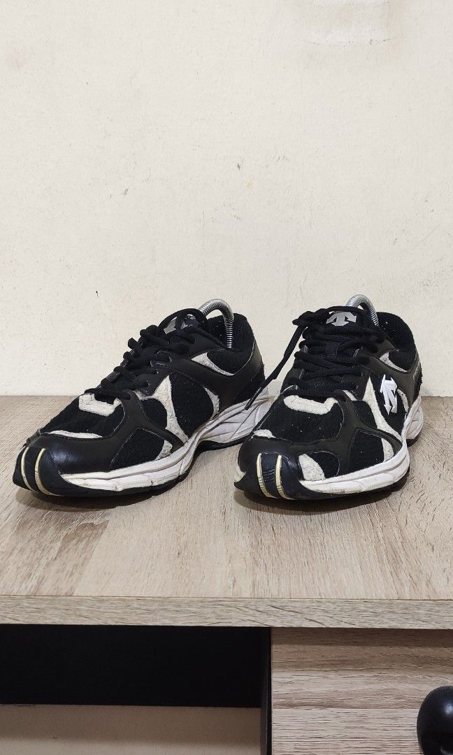 Descente, Men's Fashion, Footwear, Sneakers on Carousell