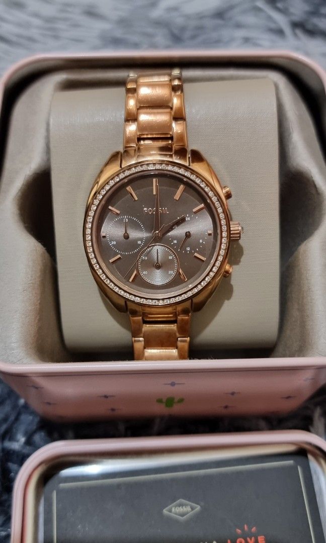 Fossil Watch (Category: Luxury Watches) located in Quezon City. Submitted by kendra001 (Listing ID 1208539403, Image 3). Description: Fossil Vale Chronograph Rose Gold-Tone Stainless Steel Watch -💯 Original -Lightly used -noted with Light scratches but barely noticeable -complete with box -still with original battery -Stainless steel -34mm -water resistance: 5 atm Rfs: need cash.