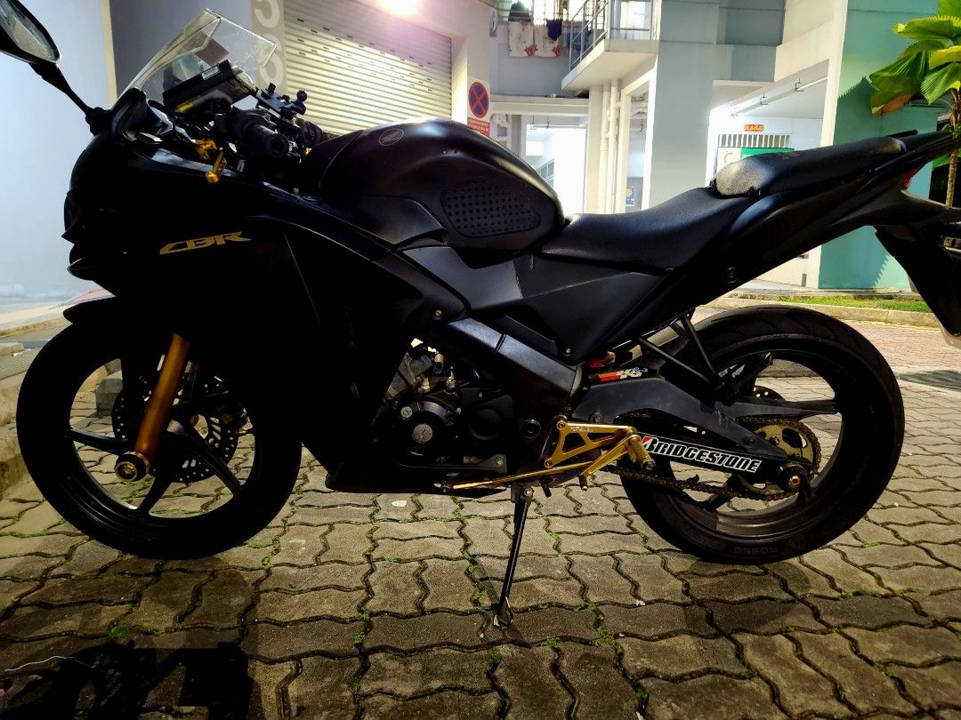 Honda CBR150R V2 Sports Bike COE 21 Aug 2023 Renewable