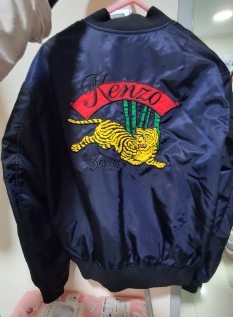 Kenzo （分類：外套及戶外衣服）位於 Hong Kong。 由 ching525 提交（商品編號 1208573129，圖片 3）。簡介： 9.8成新，幾乎全新，保養極良好 沙田第一城交收 或尖沙咀。