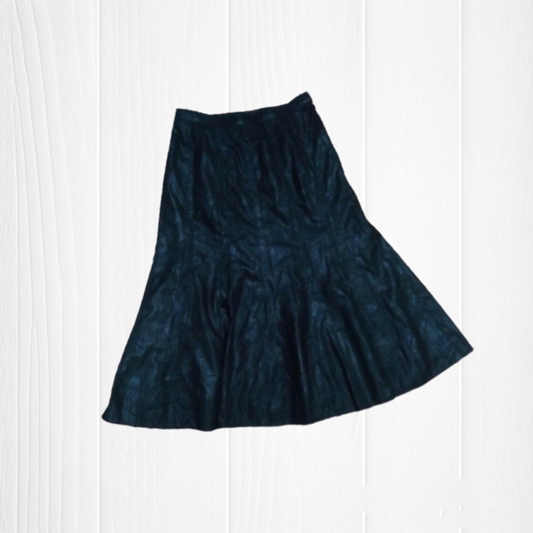 Black flowy store skirt knee length