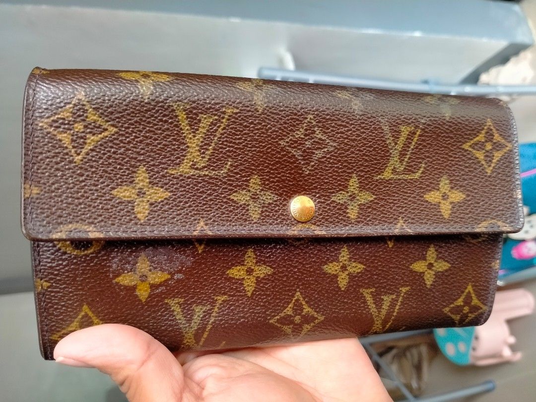 Sold at Auction: LOUIS VUITTON BIFOLD LONG CARD HOLDER 6 SLOT