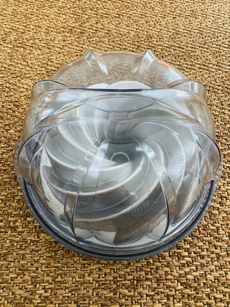 Nordic Ware Deluxe Bundt Cake keeper, Furniture & Home Living, Kitchenware & Tableware, Food