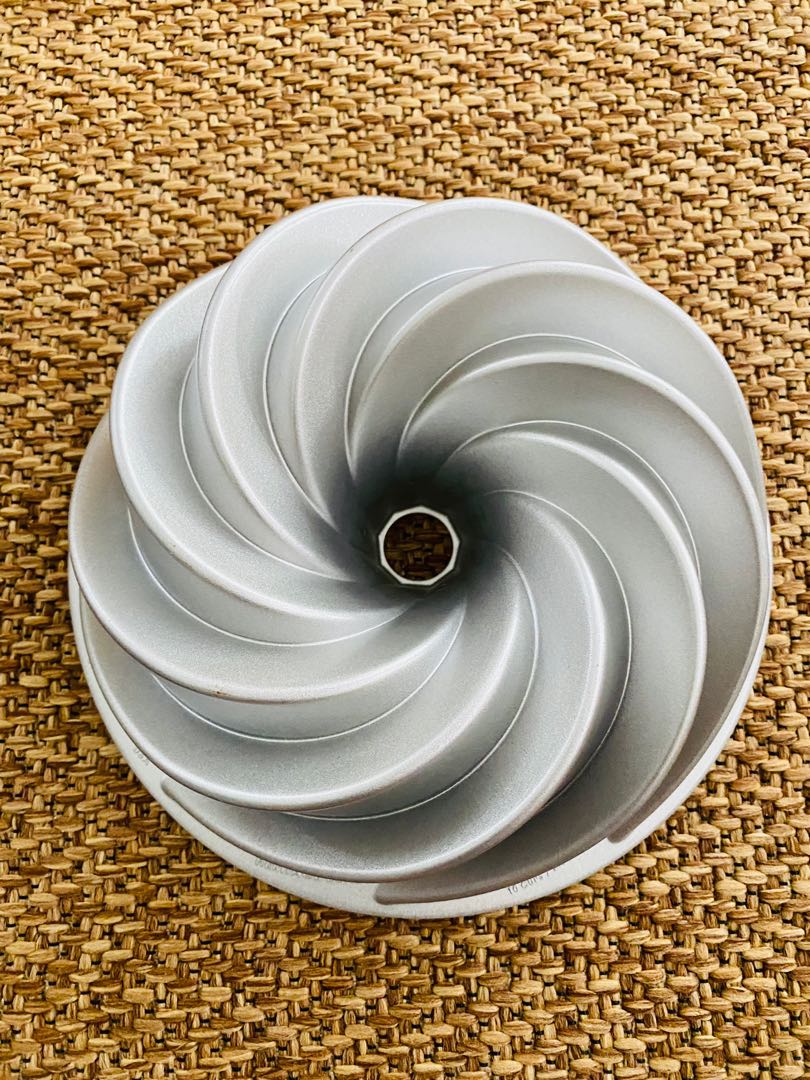 Nordic Ware Heritage Bundt Pan, Furniture & Home Living, Kitchenware