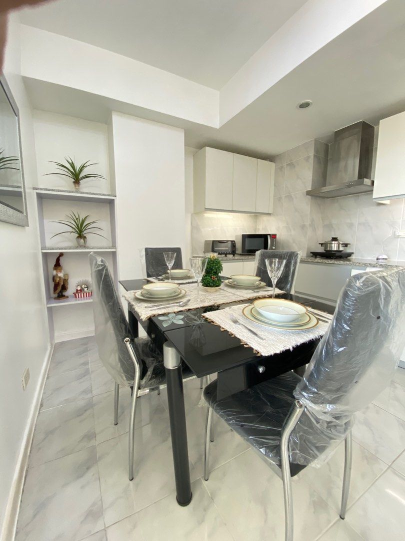 Penthouse Corner Unit (Category: Apartments & Condos) located in Paranaque City. Submitted by athomephrealty (Listing ID 1208563822, Image 3). Description: FOR SALE! 📍Azure Urban Resort Residences Parañaque City 3 Bedroom Corner Penthouse Unit 1 Parking Unit Floor Area: 55.65sqm Parking FA: 12sqm Fully Furnished Selling Price: P11,000,000 1 day notice for viewing Strictly by appointment only Contact: +63 917 186 69 62 REB28158.