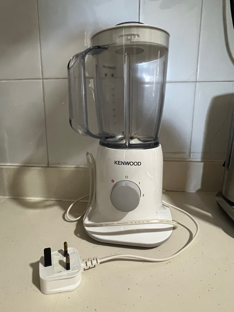 White Kenwood blender with extra attachments, TV & Home Appliances, Kitchen Appliances, Juicers