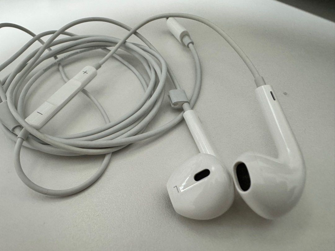 Apple lightning earphones, Audio, Earphones on Carousell