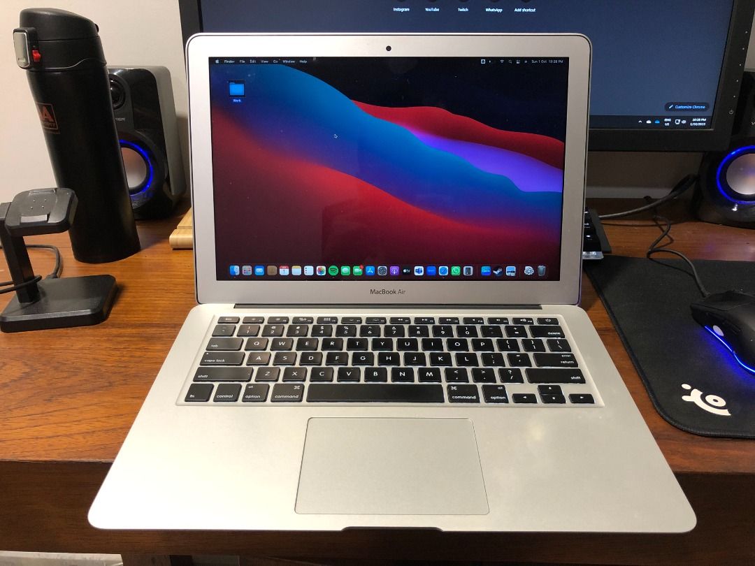 Apple MacBook Air 2017 (13-inch, 8GB RAM, 256GB SSD, Silver