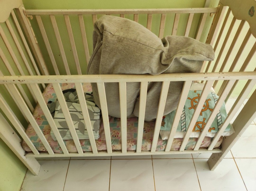 Second hand baby cot for sale clearance