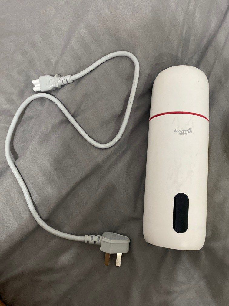 Deerma Portable Water Heater (Category: Kettles & Airpots) located in Taguig. Submitted by kweenkamz (Listing ID 1257806852, Image 1). Description: Used 2x. Tumbler has some grey discoloration. .