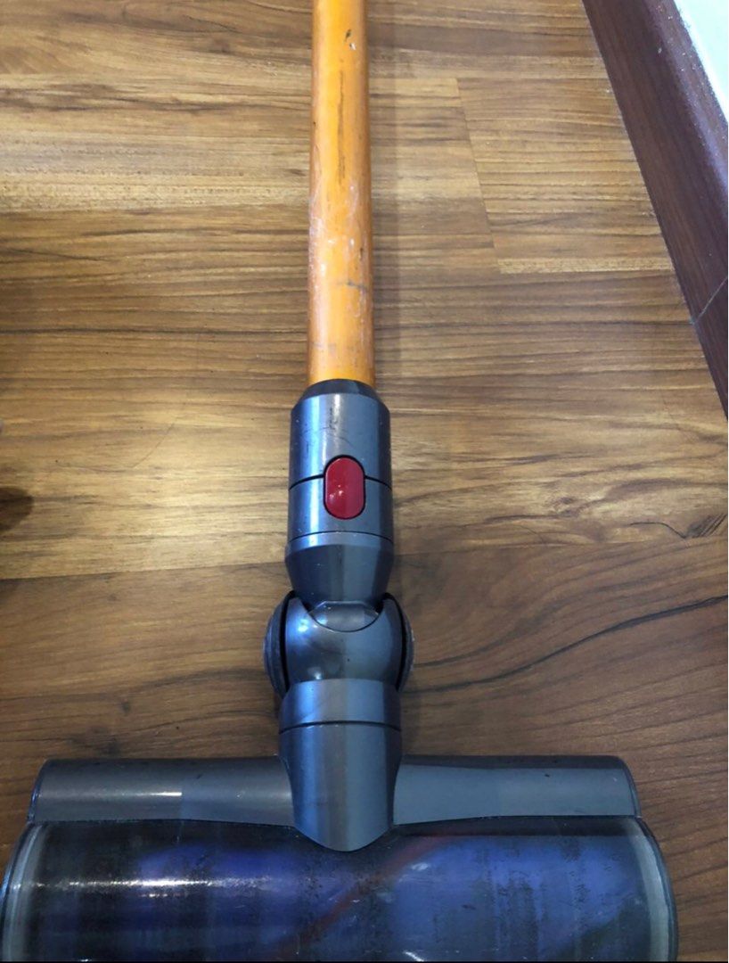 DYSON V8 Vacuum (battery changed and serviced 2022), TV & Home