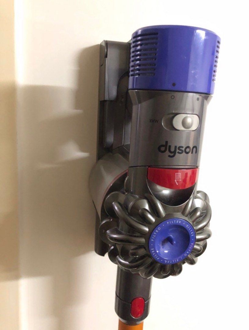 DYSON V8 Vacuum (battery changed and serviced 2022), TV & Home