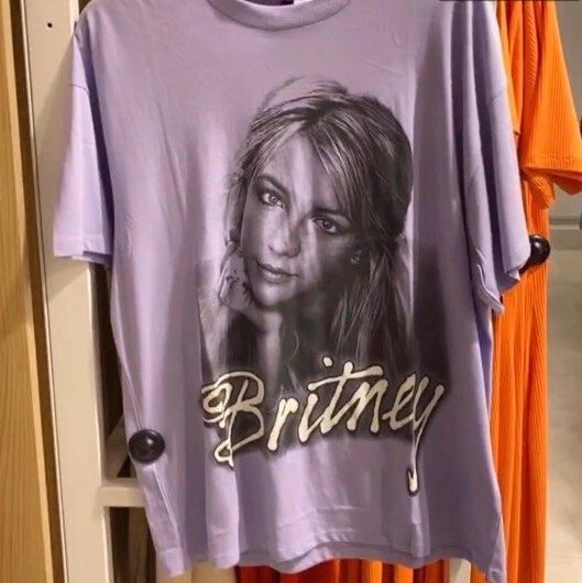 H M BRITNET SPEARS T SHIRT PURPLE UNGU SALE Fesyen Wanita Pakaian Wanita Atasan di Carousell